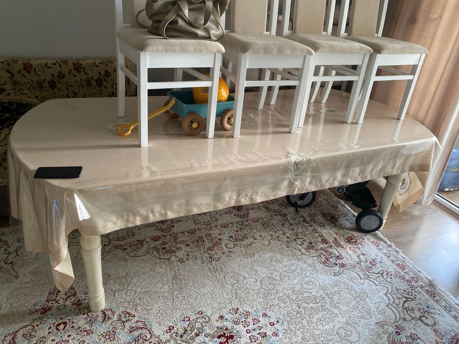 Большой стол для гостей