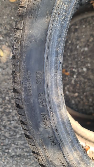 255 35 20 Dunlop 2 anvelope iarna ca noi