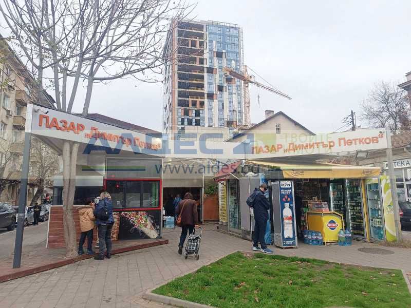 Непреходен двустаен ап. в Света Троица до Пазара Д. Петков!