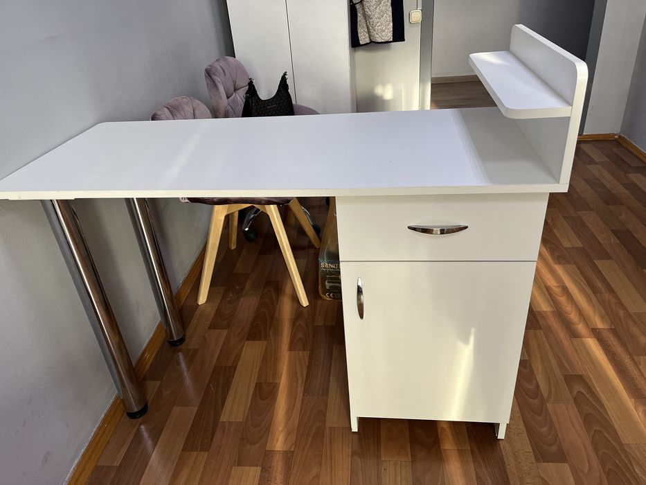 Продам стол и стулья для мастера