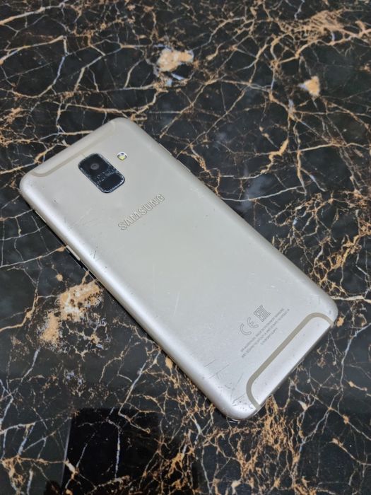 Продаю Samsung galaxy A6 в хорошем состоянии память 4/32.Гб