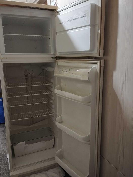 Продавам хладилник с горен фризер