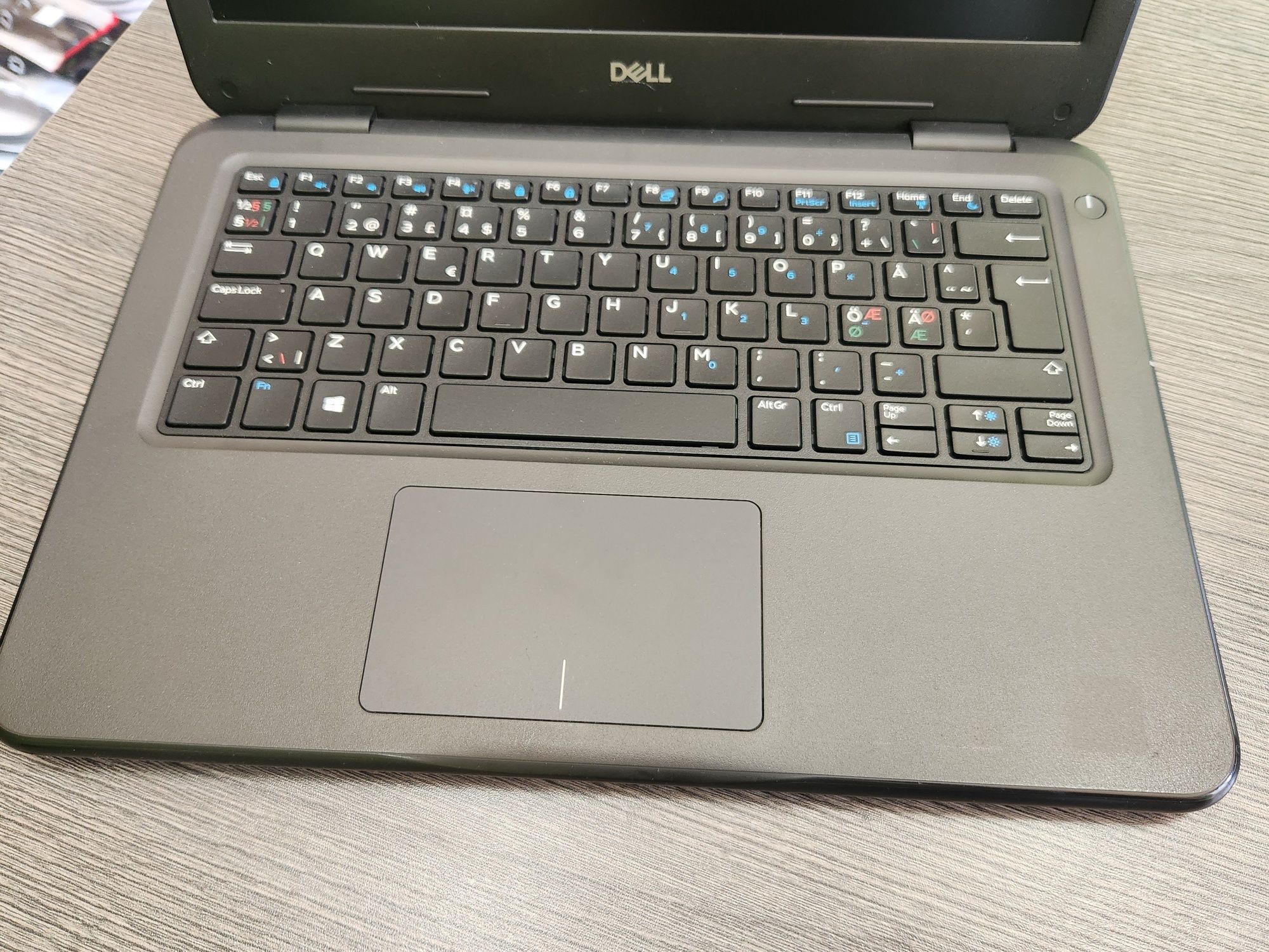 Лаптоп Dell Latitude 3300 13.3" / i3 7020U/ 8GB DDR4/ 256GB SSD