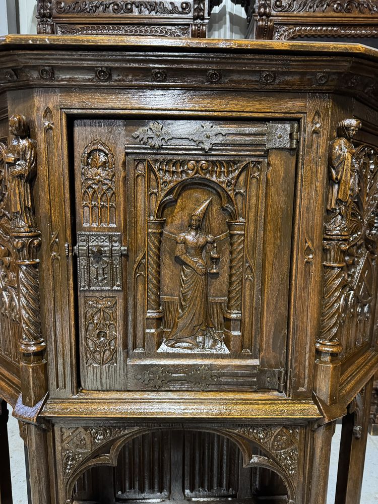 Bufet sculptat manual în stil gotic – piesă de colecție