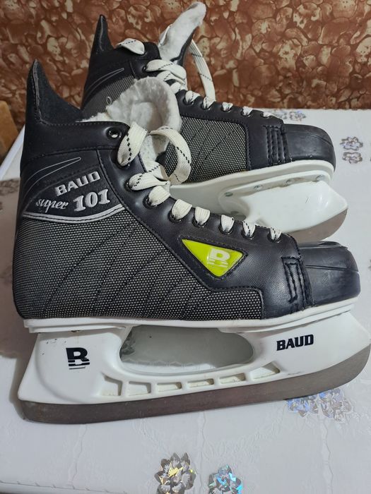 Продам коньки,почти новые, 42 размер .цена 10000