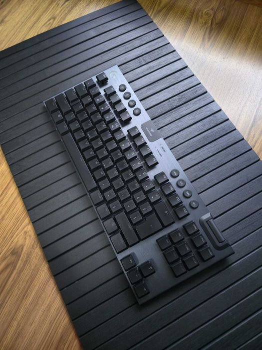 Logitech G915 TKL cu garantie Switch Tactil (maro)