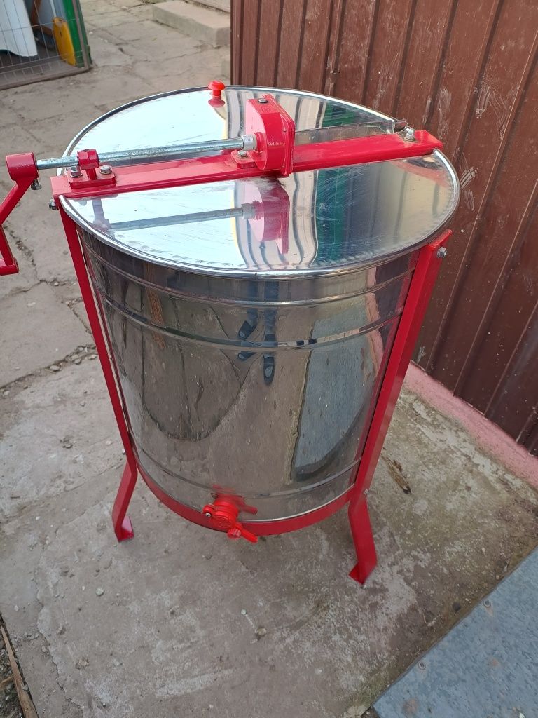 Vând Centrifuga 4 rame inox