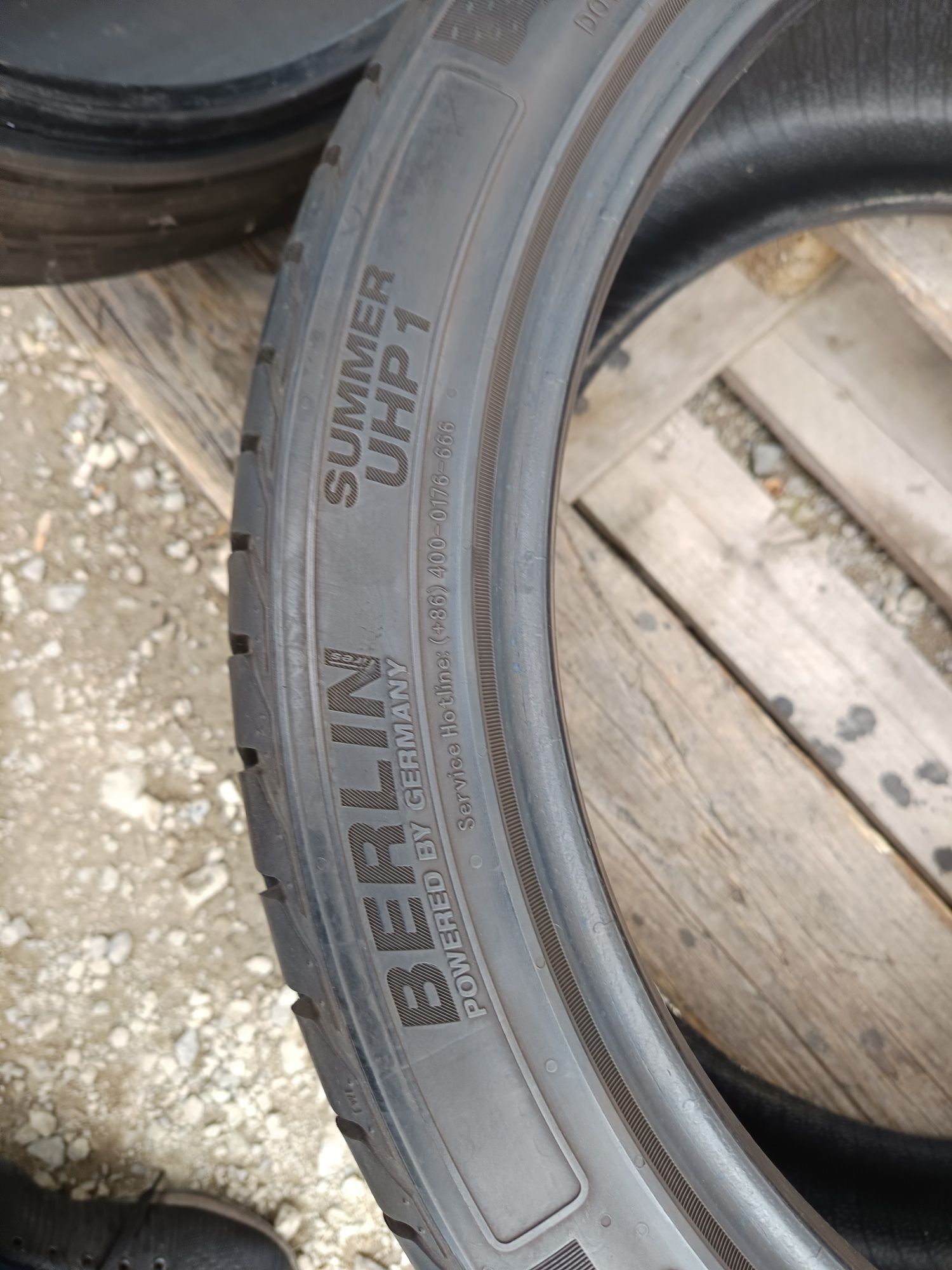 255 40 ZR 19 BERLIN Дот 0919
