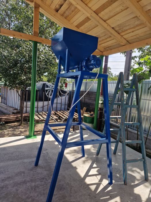 Snec dozator griu presa peleti .