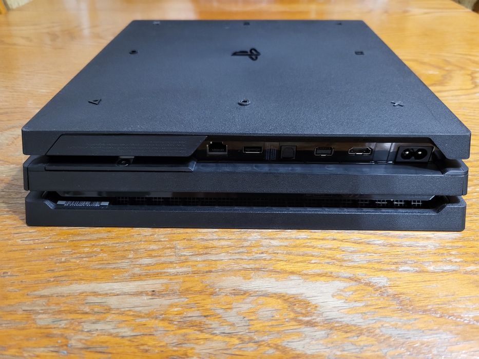 PLAYSTATION 4 PRO 1 TB SSD + 1 controler + 4 jocuri
