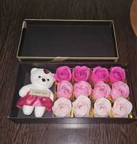 Set cadou ursuleț + 12 trandafiri de săpun