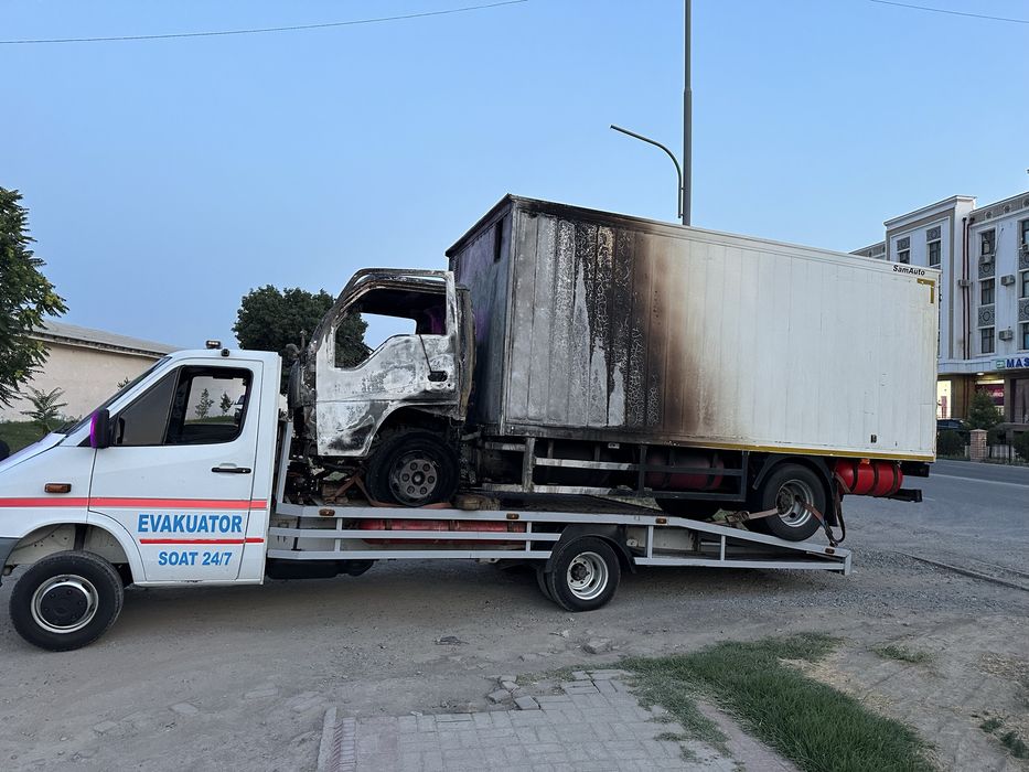 Evakuator sotiladi 2004 yil 104 mator ishga tayyor moshina