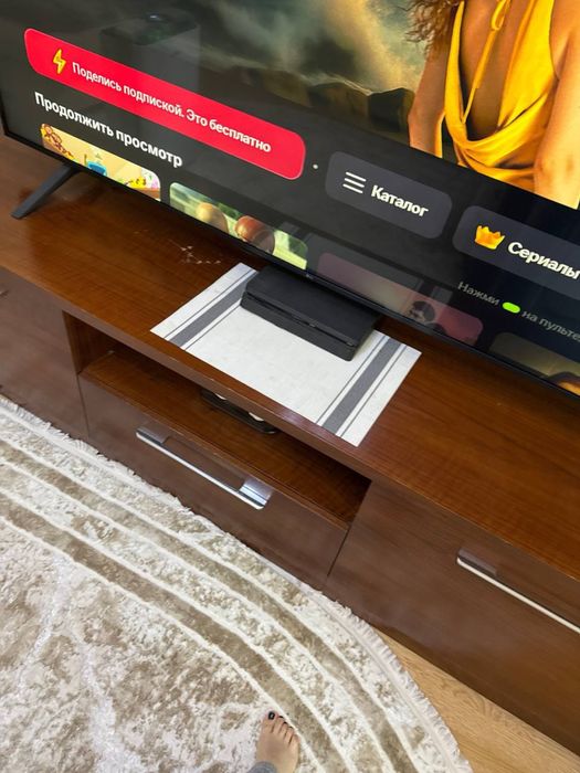 Тумба под телевизор орех .