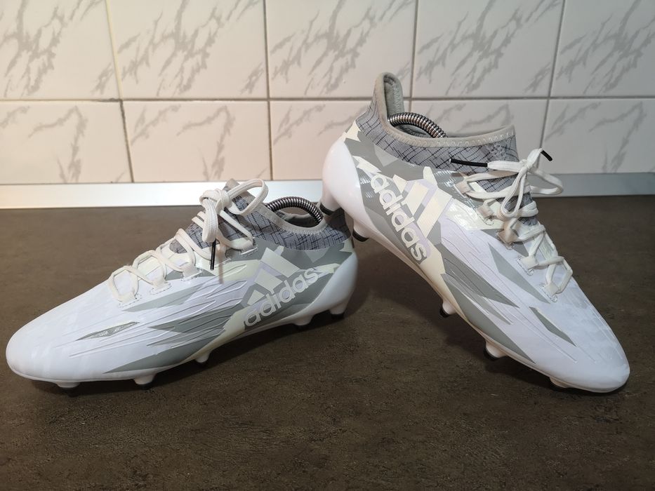 Vând ghete de fotbal profesionale Adidas X16. 1 FG în stare impecabila