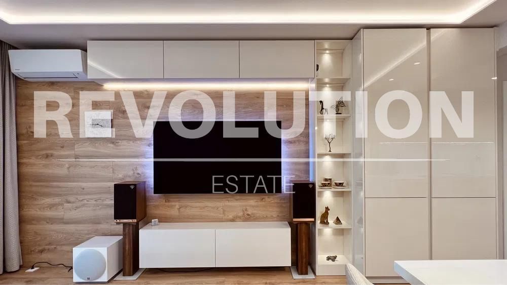 Дава се под наем Тристаен апартамент в Варна, Център - 90 кв.м за 1200 € - Снимка #1