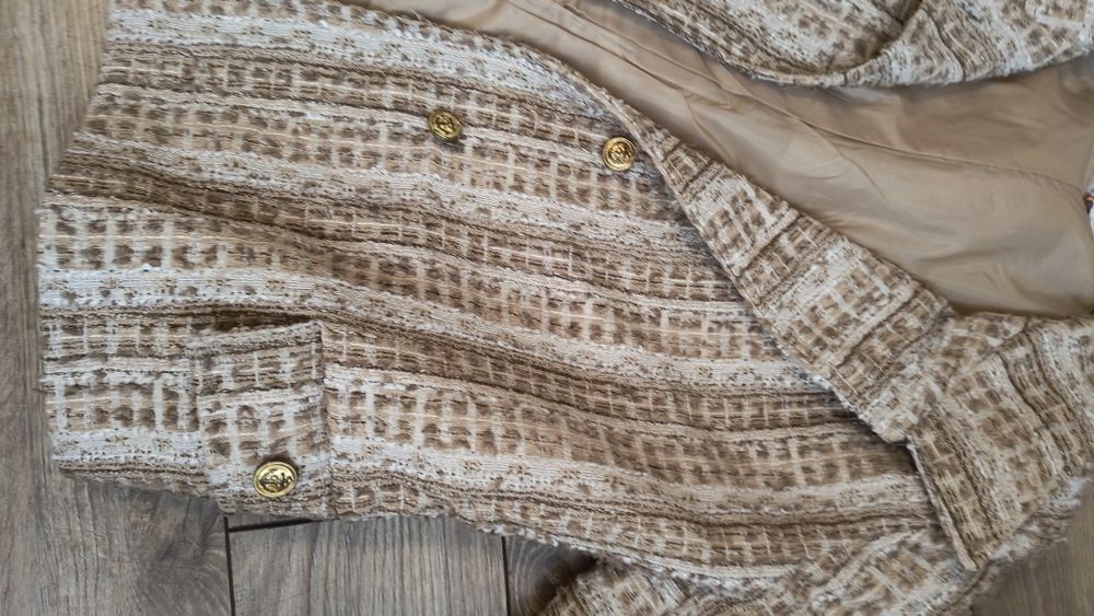 Sacou din stofa de calitate care conține și lână