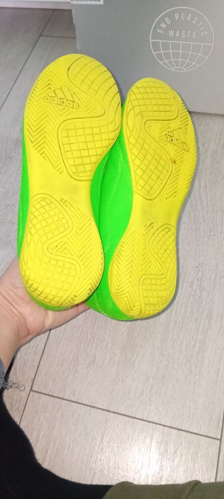 Обувки за зала Adidas р-р 34