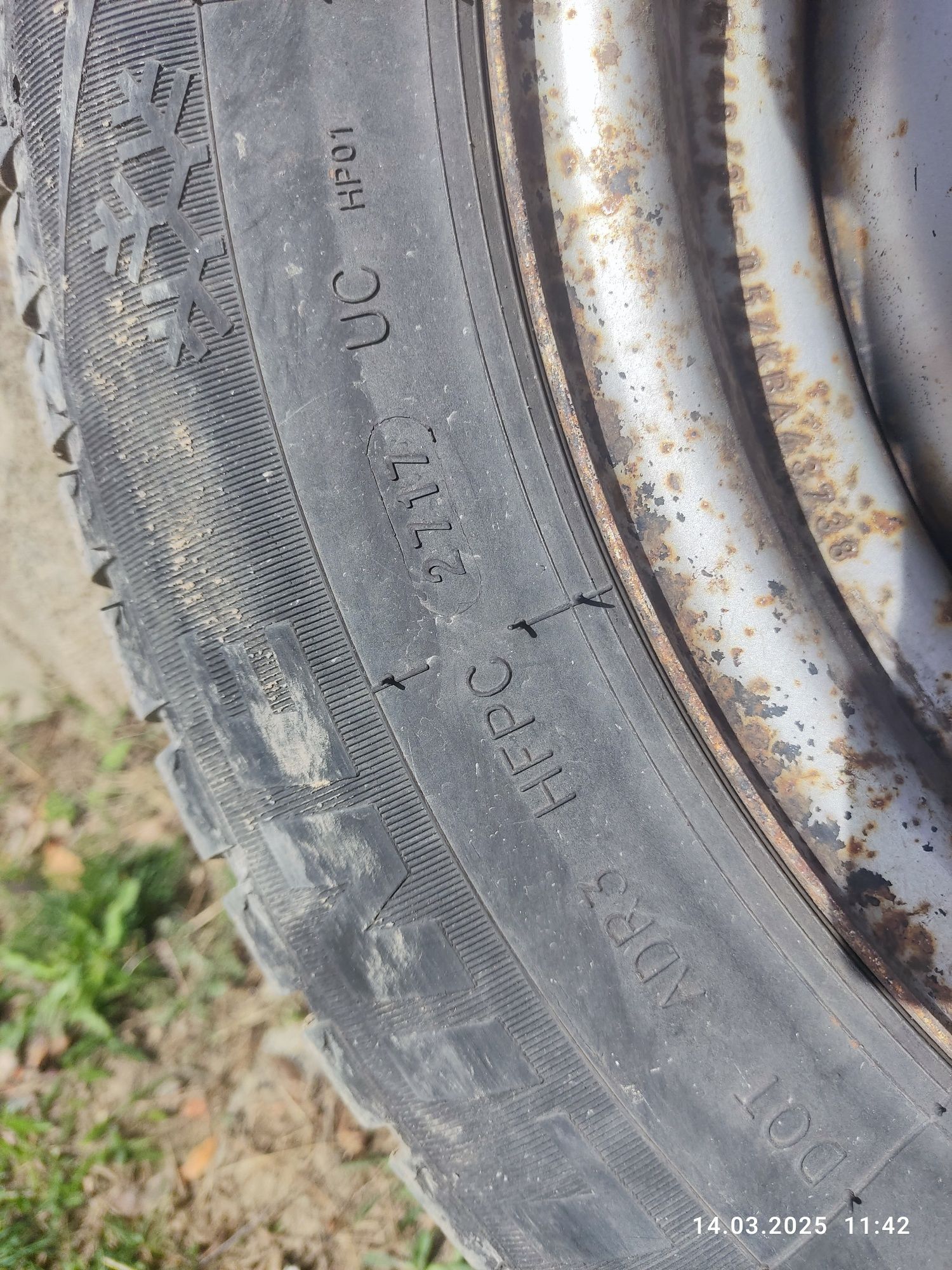 Продавам зимни гуми 215/60R16 с джанти и тасове – комплект 4 броя