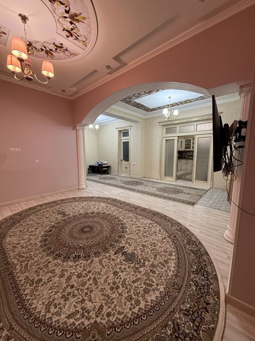 4 sotok, 238 kv yashash maydoni. 40 Let massivda o’z uyimiz sotiladi.