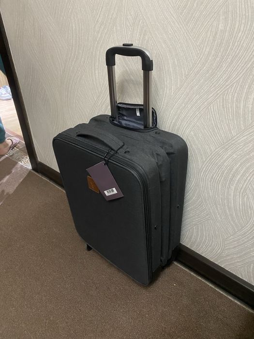 Чемодан серый бир марта ишлатилган