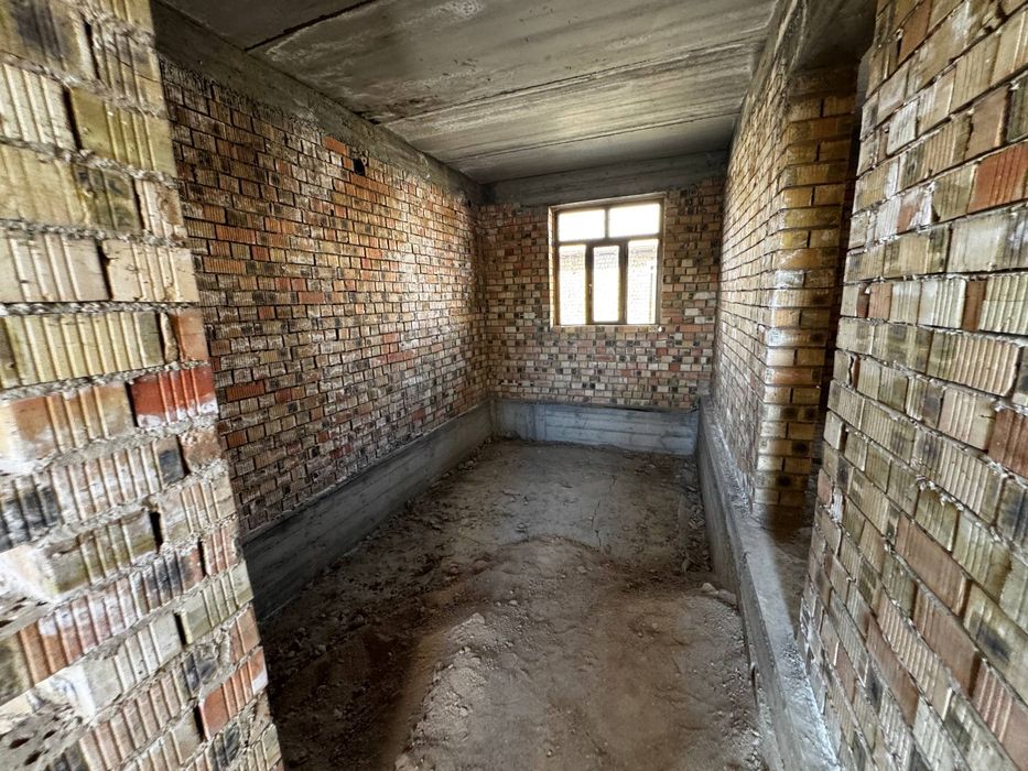 Срочна прадаю не достроенный земецный участок