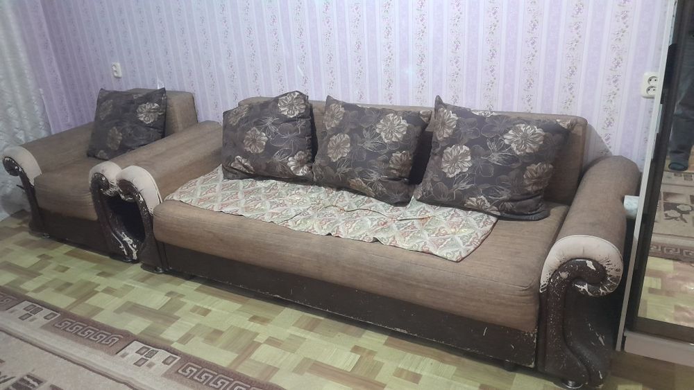 Диван  отдам дааром б/у