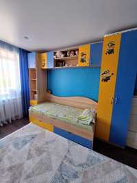 Детский спальный гарнитур, стол, шторы
