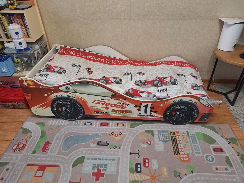 Продам кровать машинка с ортопедическим матрасом, стеллаж в ПОДАРОК!