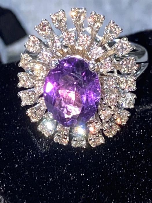 Продам золотое кольцо с бриллиантами