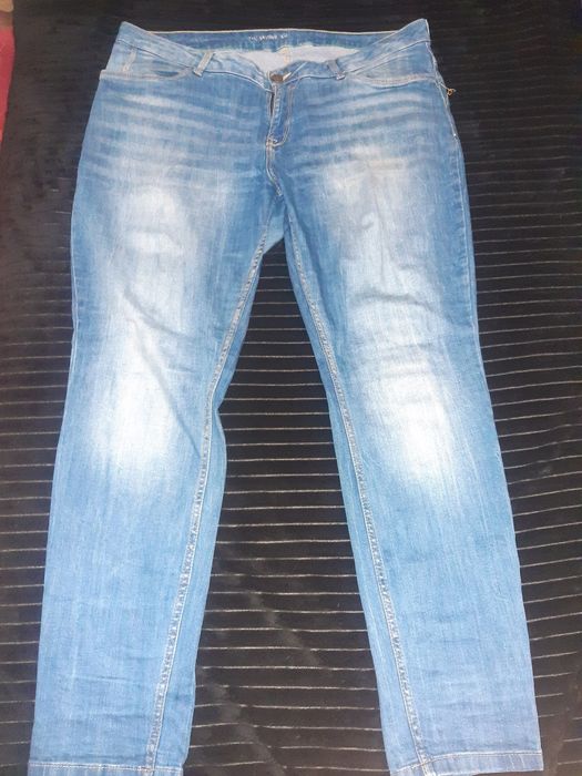 Vand pantaloni mărimi mari