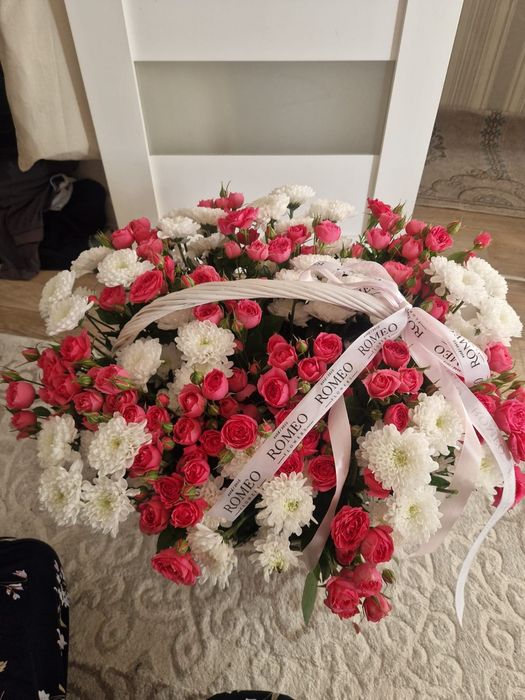 Цветы в корзине и букеты большие кустовые розы и есть красные розы