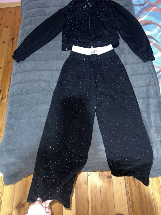 Продавам дънки с камъни и комплект с камъни