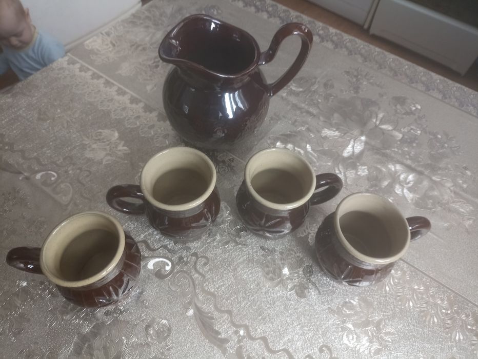 Посуда, чайный сервис, тарелки, чашки.