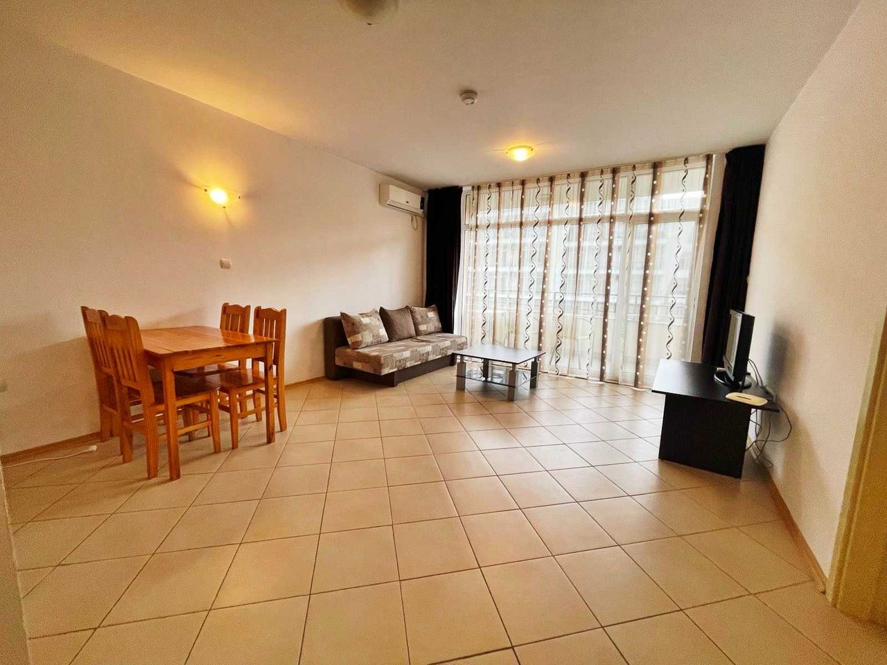 Продава се Двустаен апартамент в к.к. Слънчев бряг - 72 кв.м за 967 €/кв.м - Снимка #2