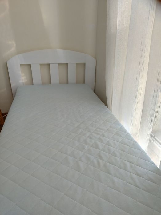 Детско дървено легло 160/70 с матрак и подматрачна рамка Ikea.