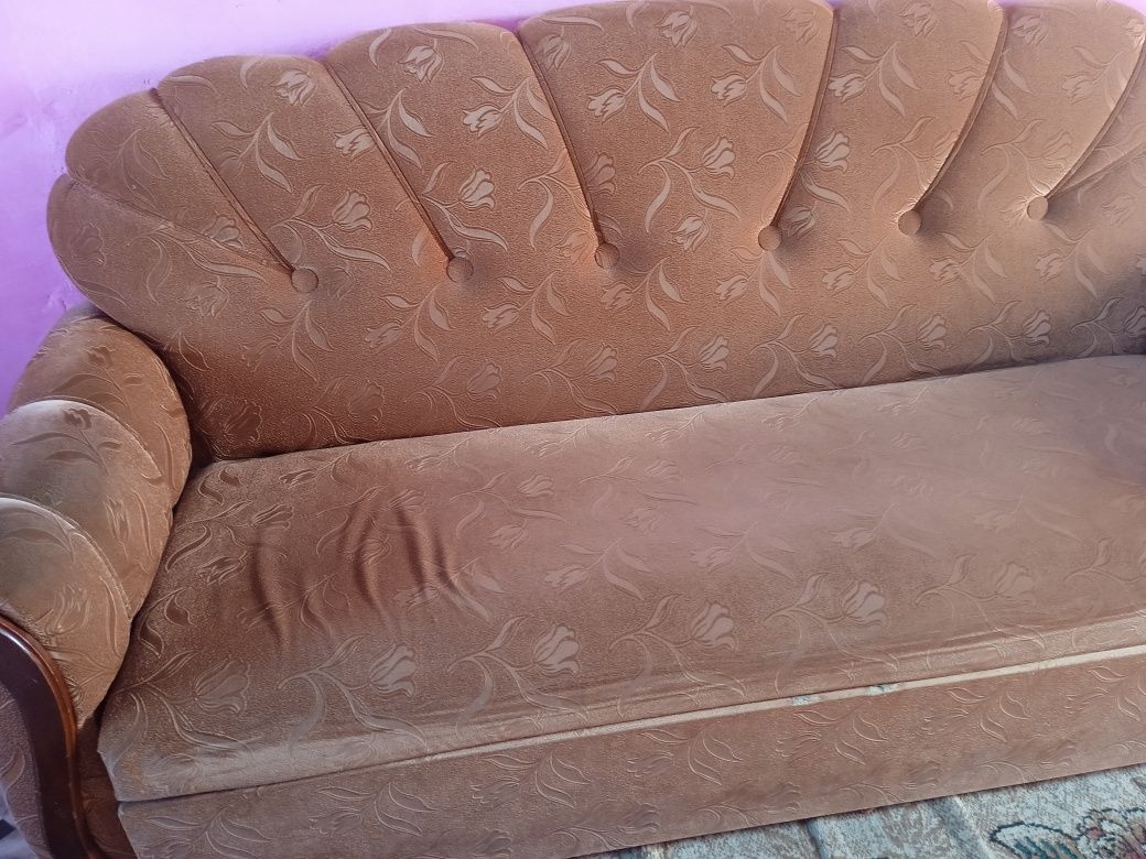Продам диван с креслами.