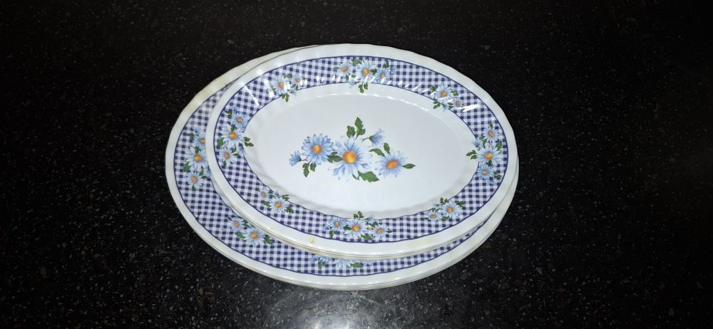 Продаётся пластиковые тарелки