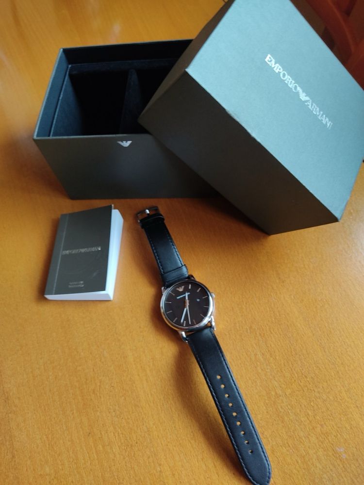 Emporio Armani часовник с кожена каишка, нов
