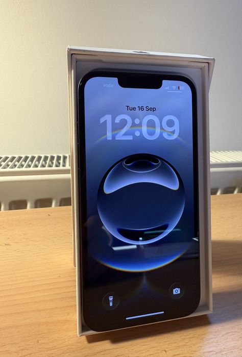 iPhone 16e putin folosit+ husă Spigen