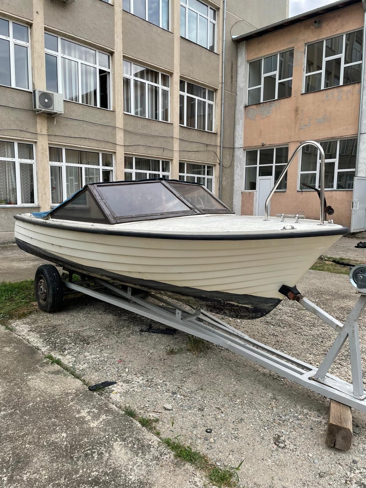 Barca 5.30m fara motor plus peridoc