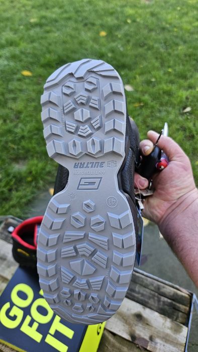 Cizme , bocanci si vesta lucru noi