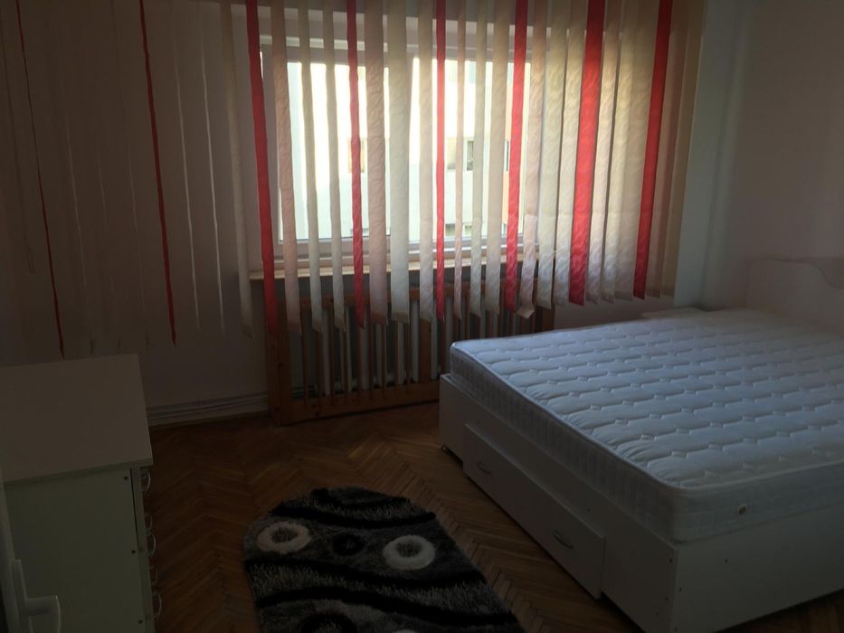 Inchiriez apartament trei camere et 3 zona cinema Barlad linga Fix