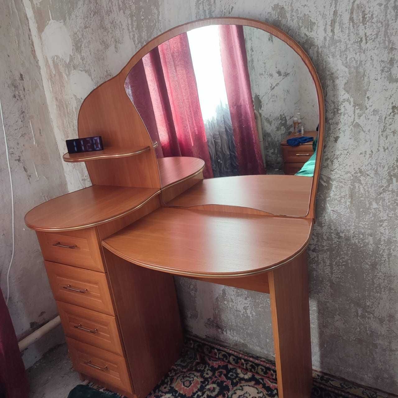 Продам трюмо с зеркалом