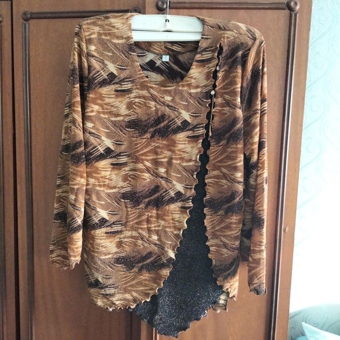 Кардиган с люриксом на запах с украшением на цепочке