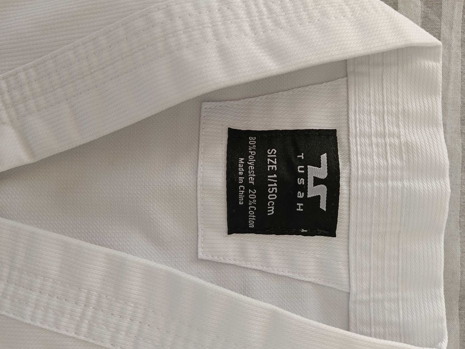Продавам нагръдник и екип за таекуондо