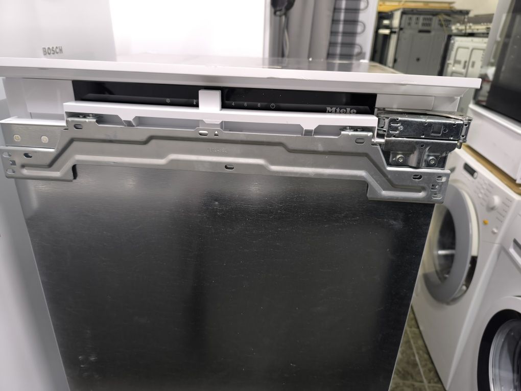 Хладилник с вътрешна камера за вграждане Miele K 7318 D - 187литра.
