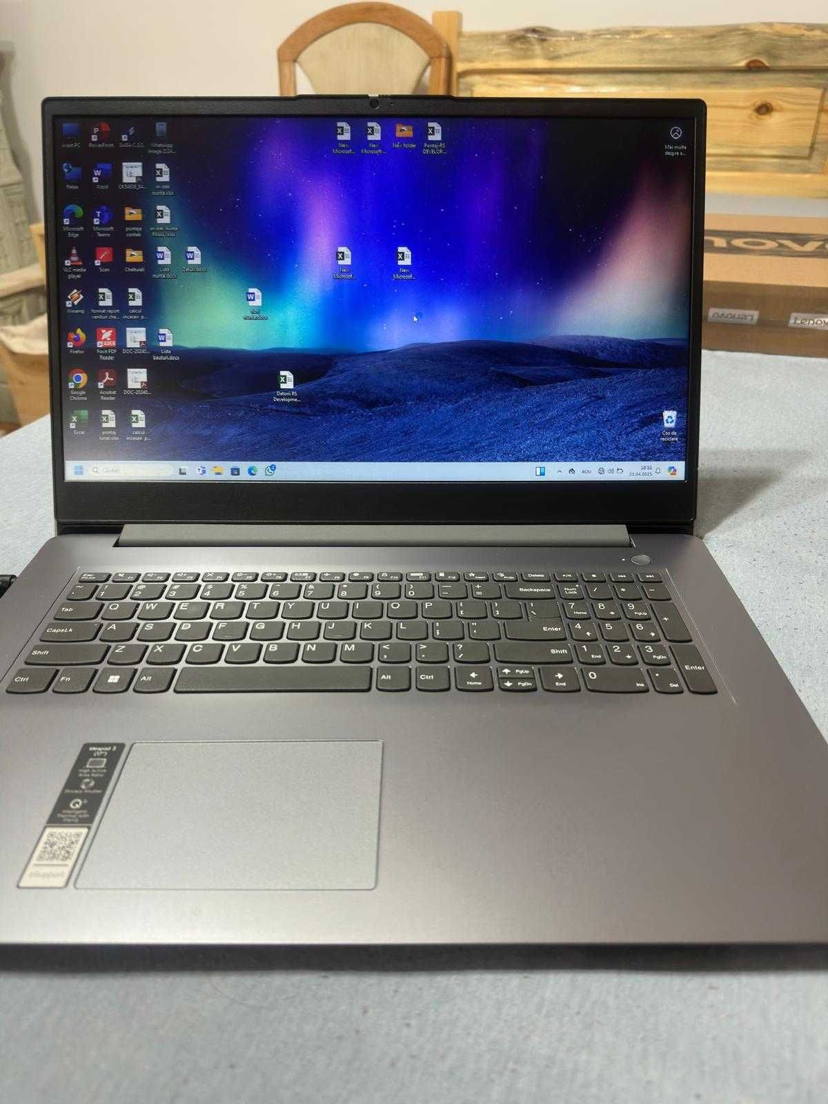 Laptop LENOVO 2024