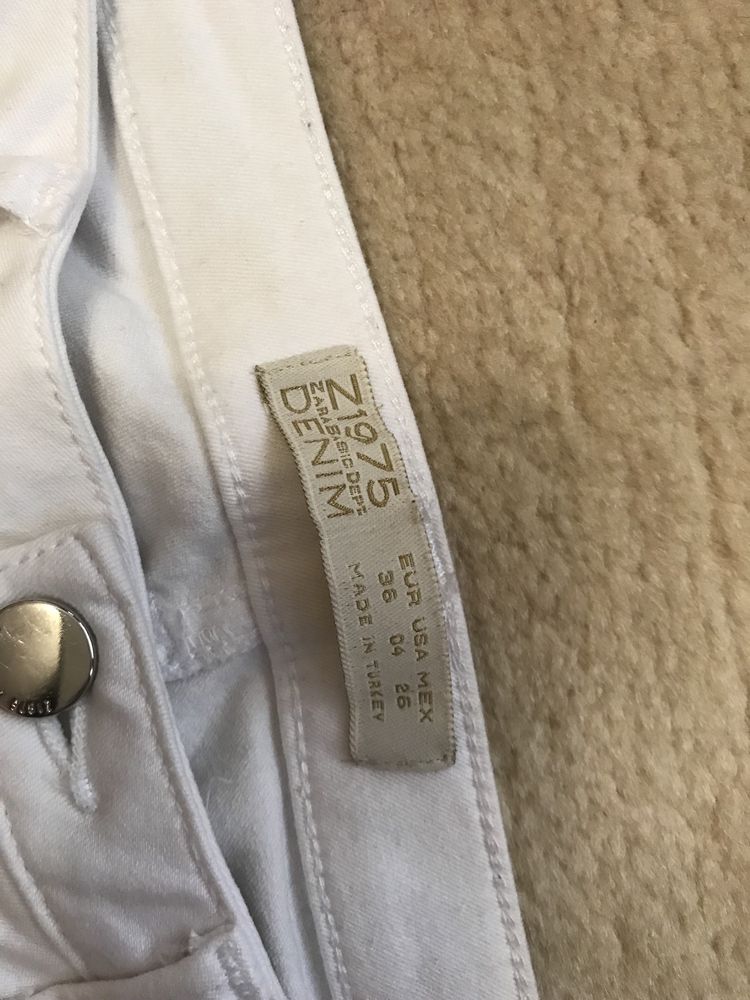 Бели панталони ZARA