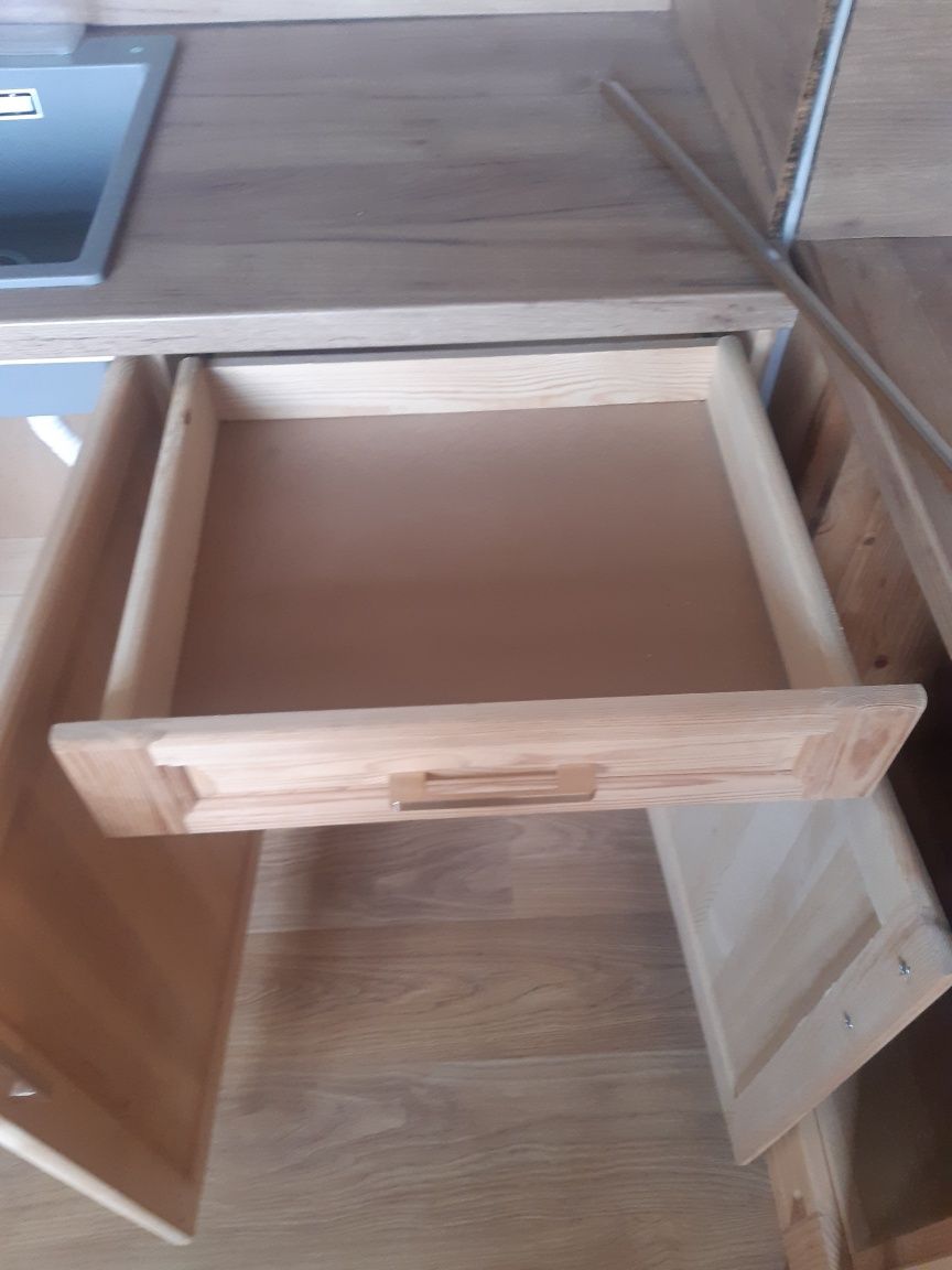 Нови дървени шкафове.