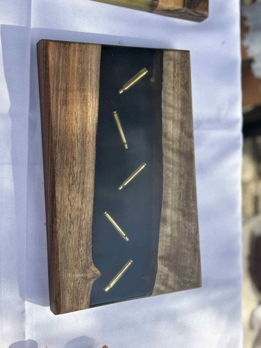 Дъски от орех и епоксидна смола.